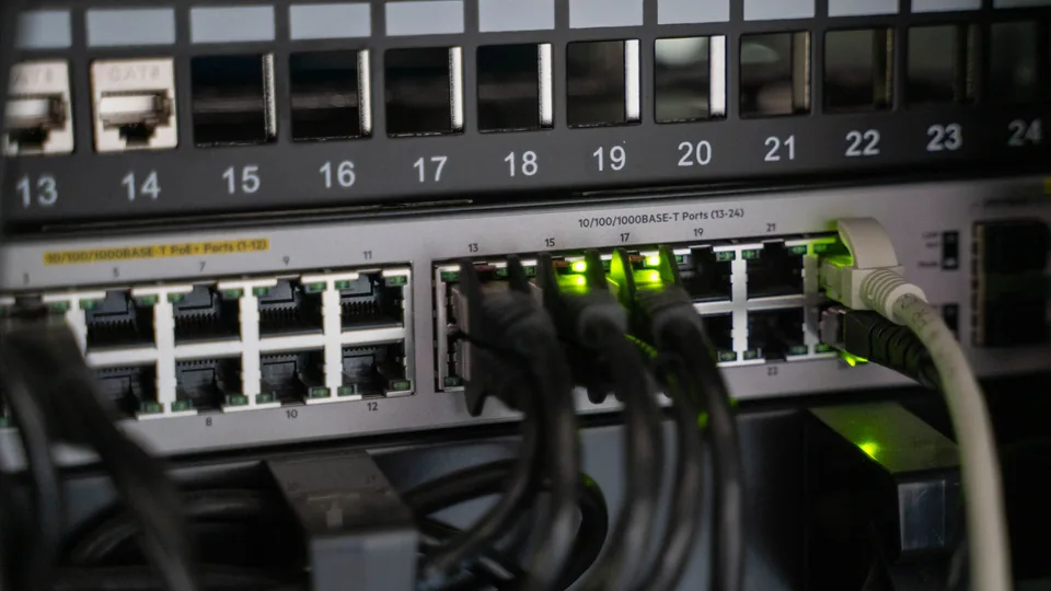 Router med nätverkskabel inkopplad