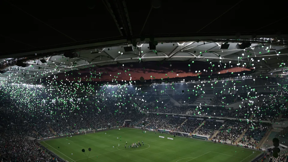 Publikhav på en fotbollsarena inför avspark