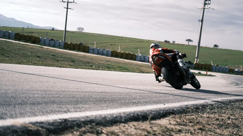 Roadracingförare i kurva på en bana