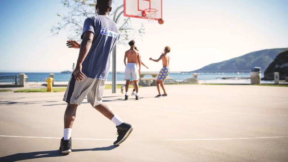 Basketspelare på väg mot korgen