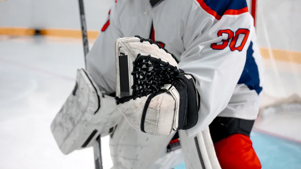Målvakt i ishockey framför kassen