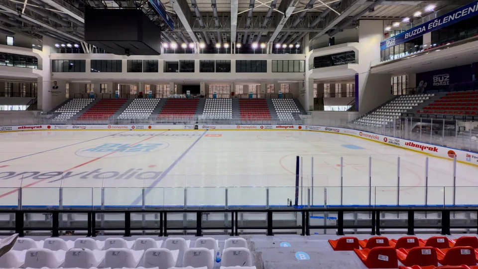 Ishockeyarena med publik under en match